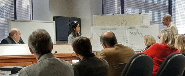 Image of a hearing in which two lawyers from FPAR cross-examine data presented by the hydrogeologist.t